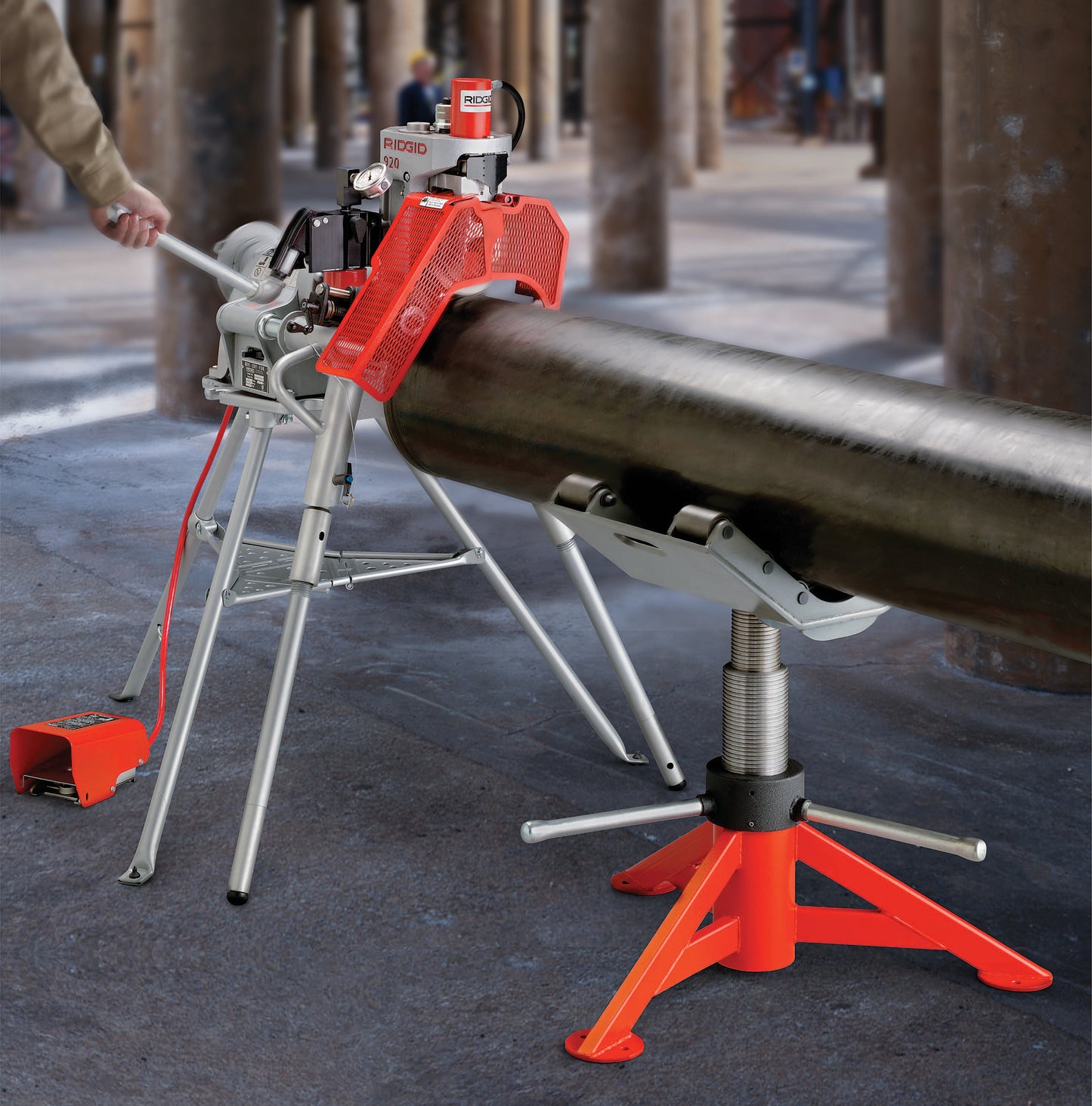 RIDGID 920 Roll Groover with 2" (50.8 mm) - 6" (152.4 mm) Sch. 40, 8" (203.2 mm) -12" (304.8 mm) Sch. 40 and 14" (355.6 mm) -16"  (406.4 mm) Std. Wall Roll Sets